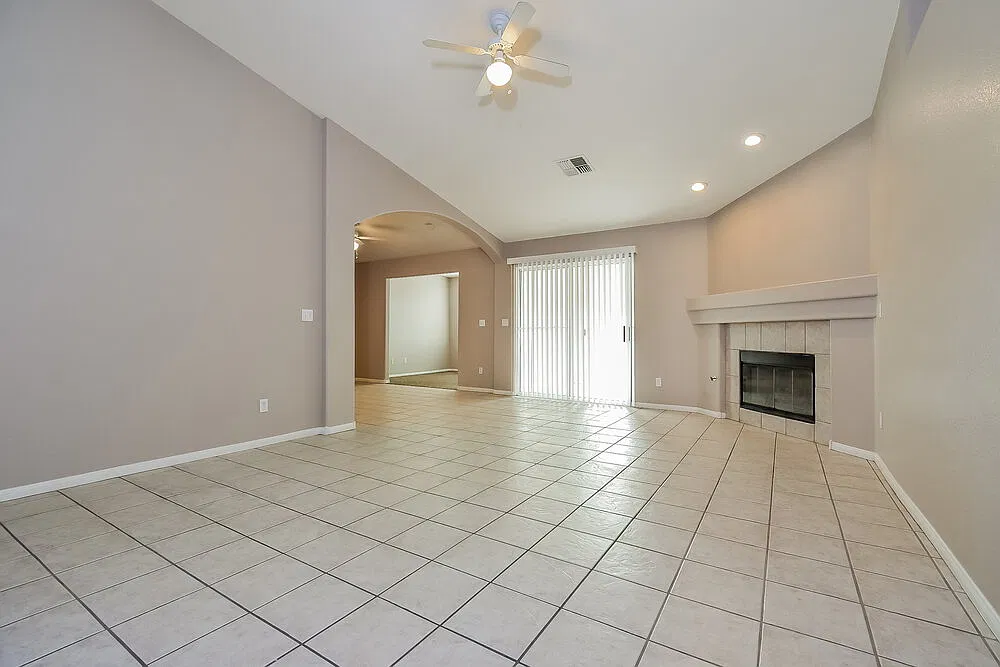 3 bed, 2.0 bath, 1644 sqft, $2,030 — Photo 3