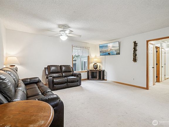 4th image of 718 NE Cottonwood Drive