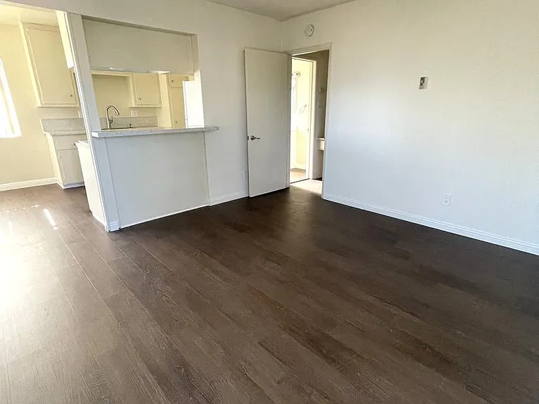 2630 Linden Ave #1 — Photo 6