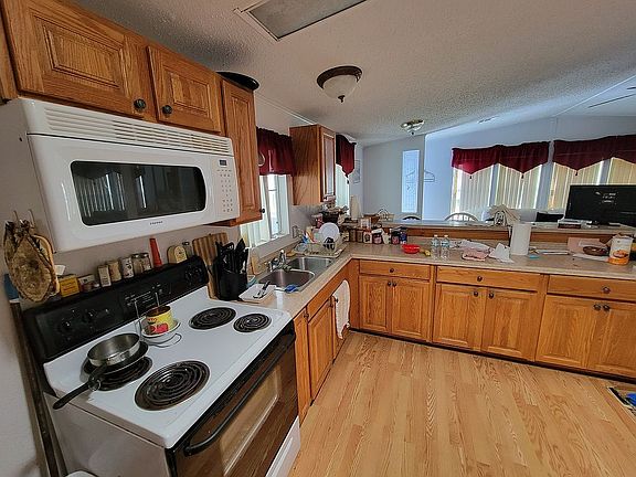 4th image of 424 Lazy Lake Dr W