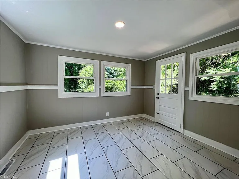 1919 Maryland Ave — Photo 14