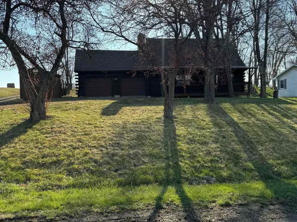 211 S 10th St, Hopkins, MO 64461