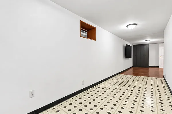Building, photo 1