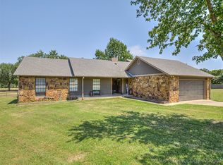 300 Ridgecrest Ct, Bartlesville, OK 74006