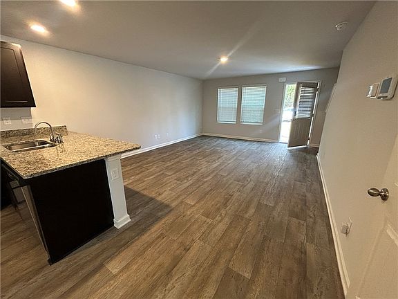 3rd image of 102 Westminister Ave