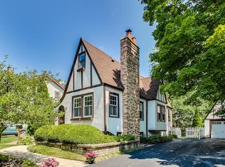 887 Saint Johns Ave, Highland Park, IL