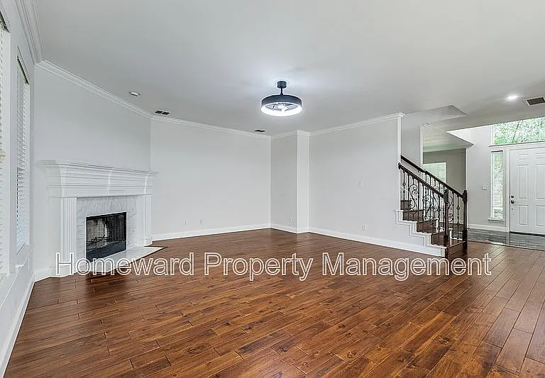 7526 Greenvalley Ln — Photo 5