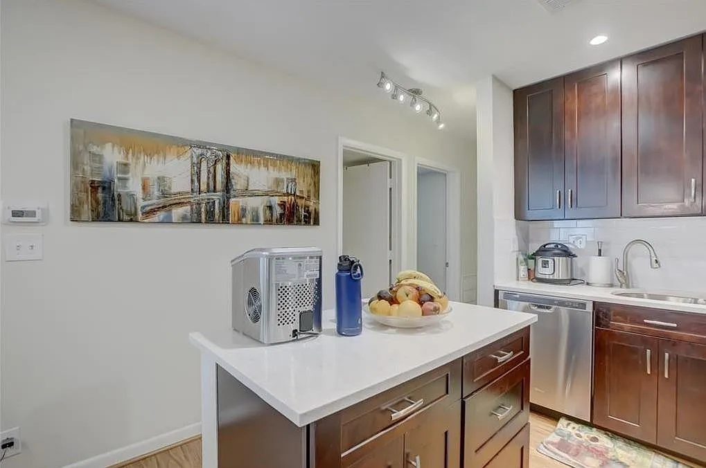 2 bed, 1.0 bath, 850 sqft, $2,095 — Photo 2