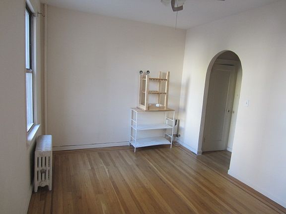 2nd image of 654 Manhattan Ave APT 2
