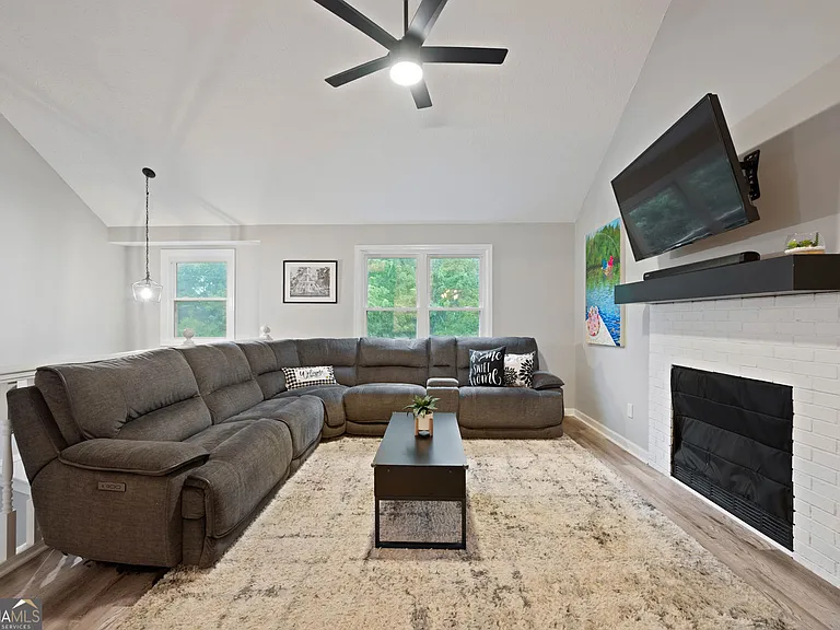 5870 Shadewater Dr — Photo 4