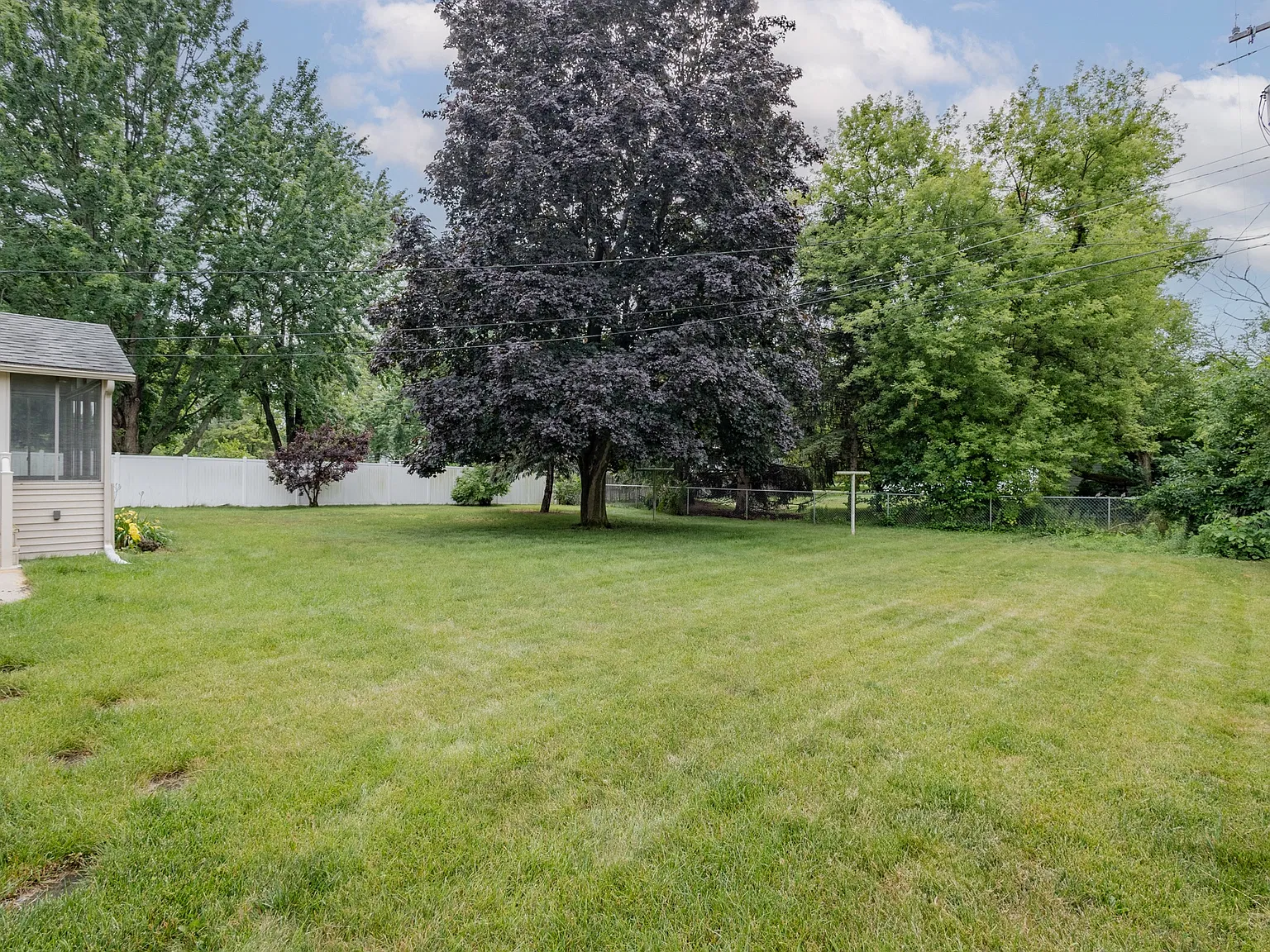 3 bed, 2012 sqft, $1,990 — Photo 2