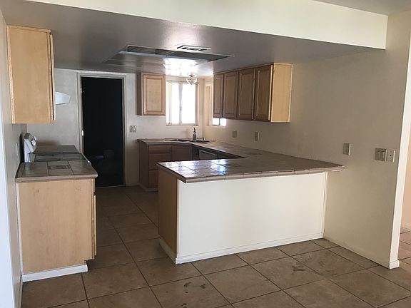Kitchen Bar & Dining area