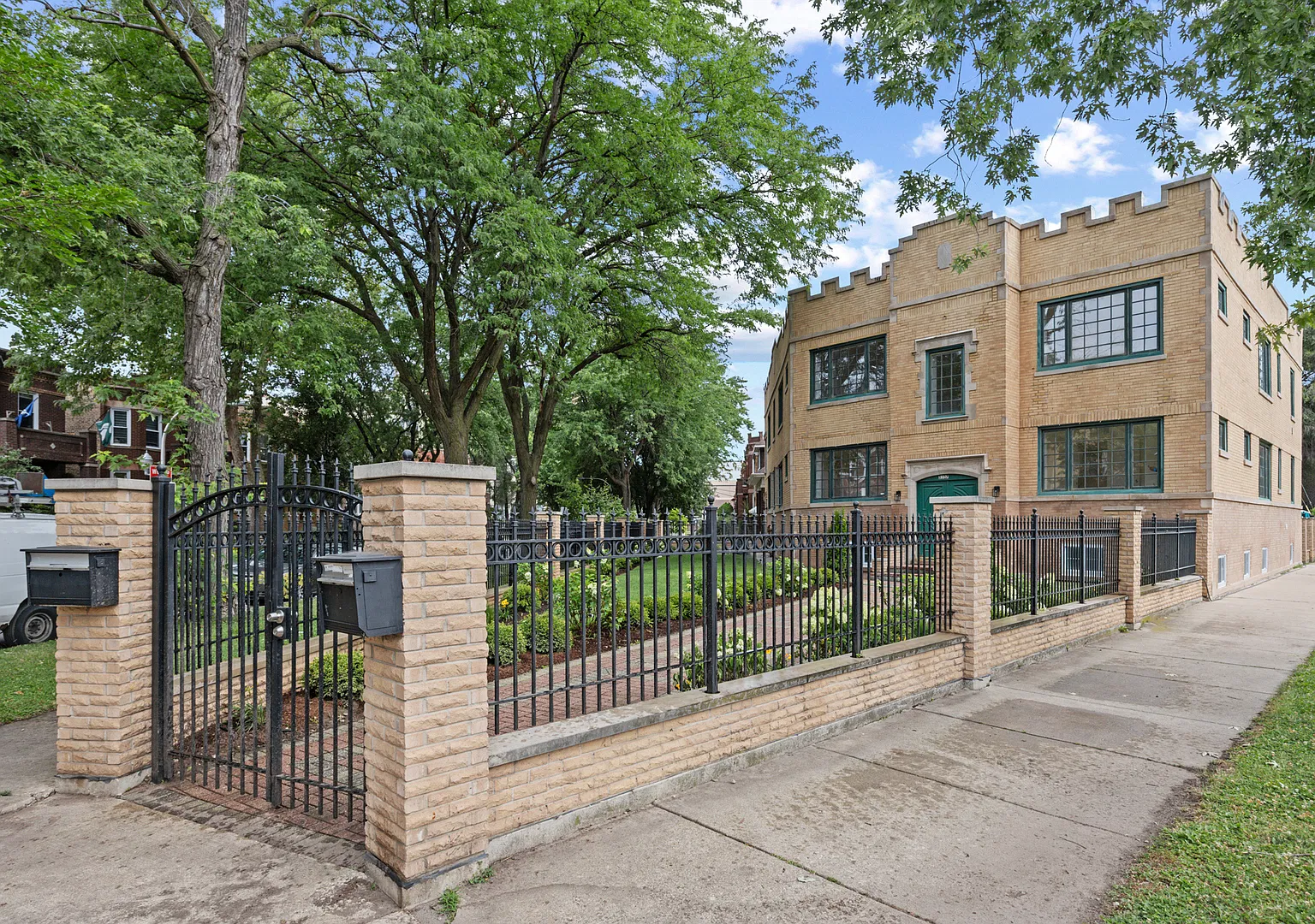 3 bed, $2,600 — Photo 2