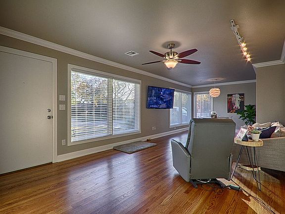 4th image of 2109 Fremont Dr