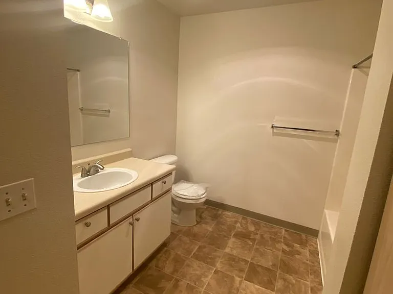 Sunrise Pointe Apartments — Photo 36