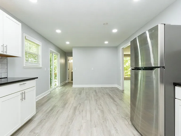 405 Dempsey Ln — Photo 4