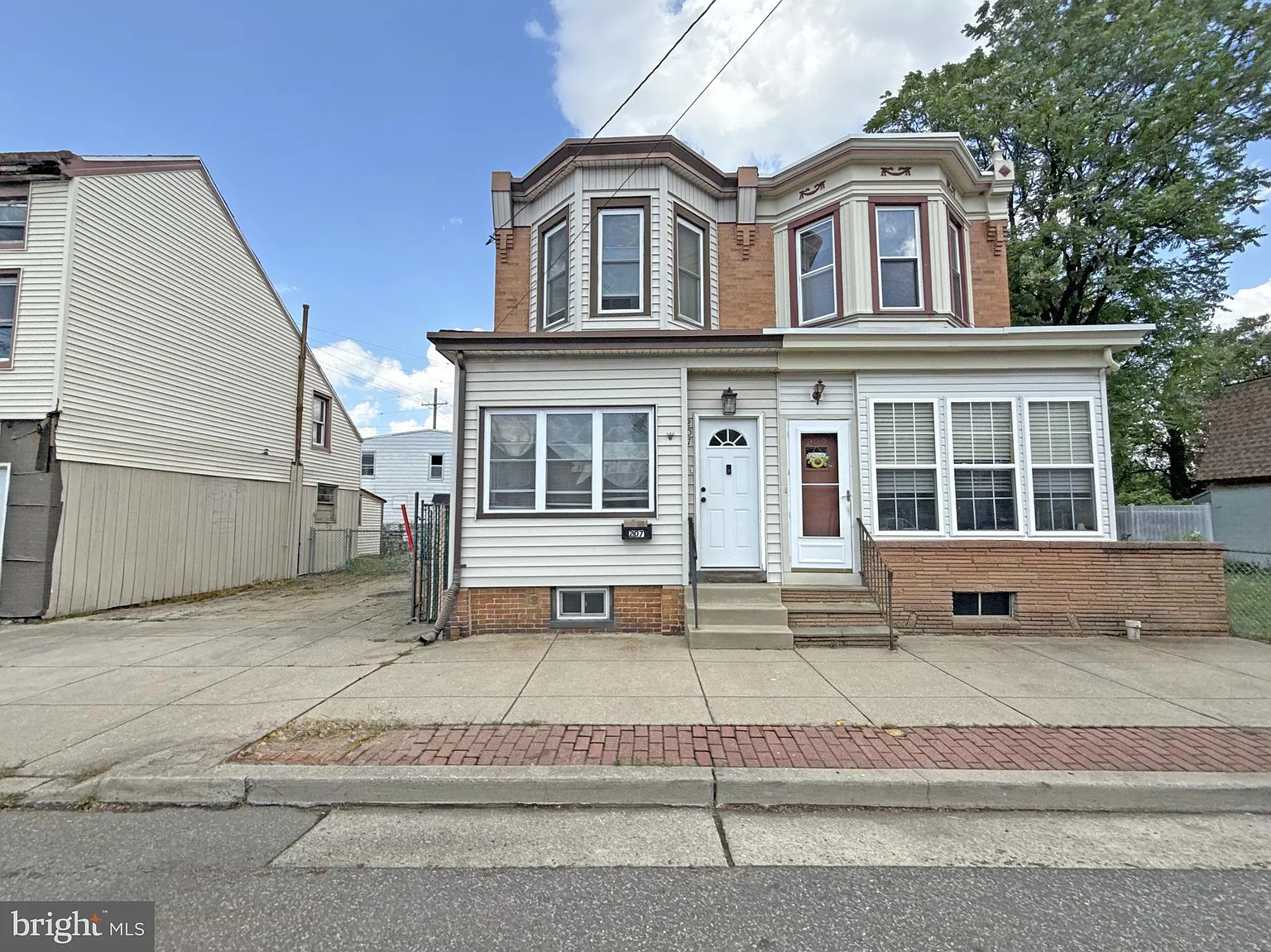 207 Powell St photo 1