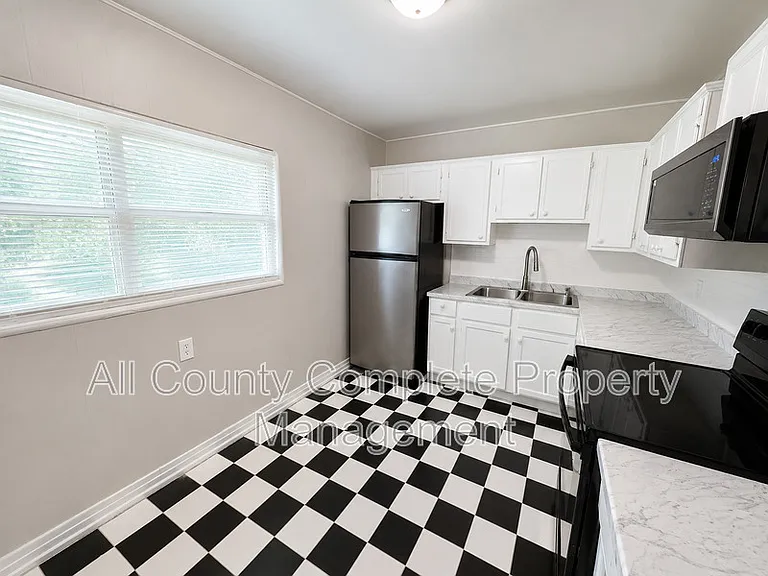 10415 Briarcliff Rd E — Photo 2