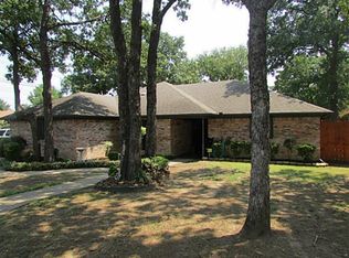 1136 Pine Ridge Dr, Azle, TX 76020