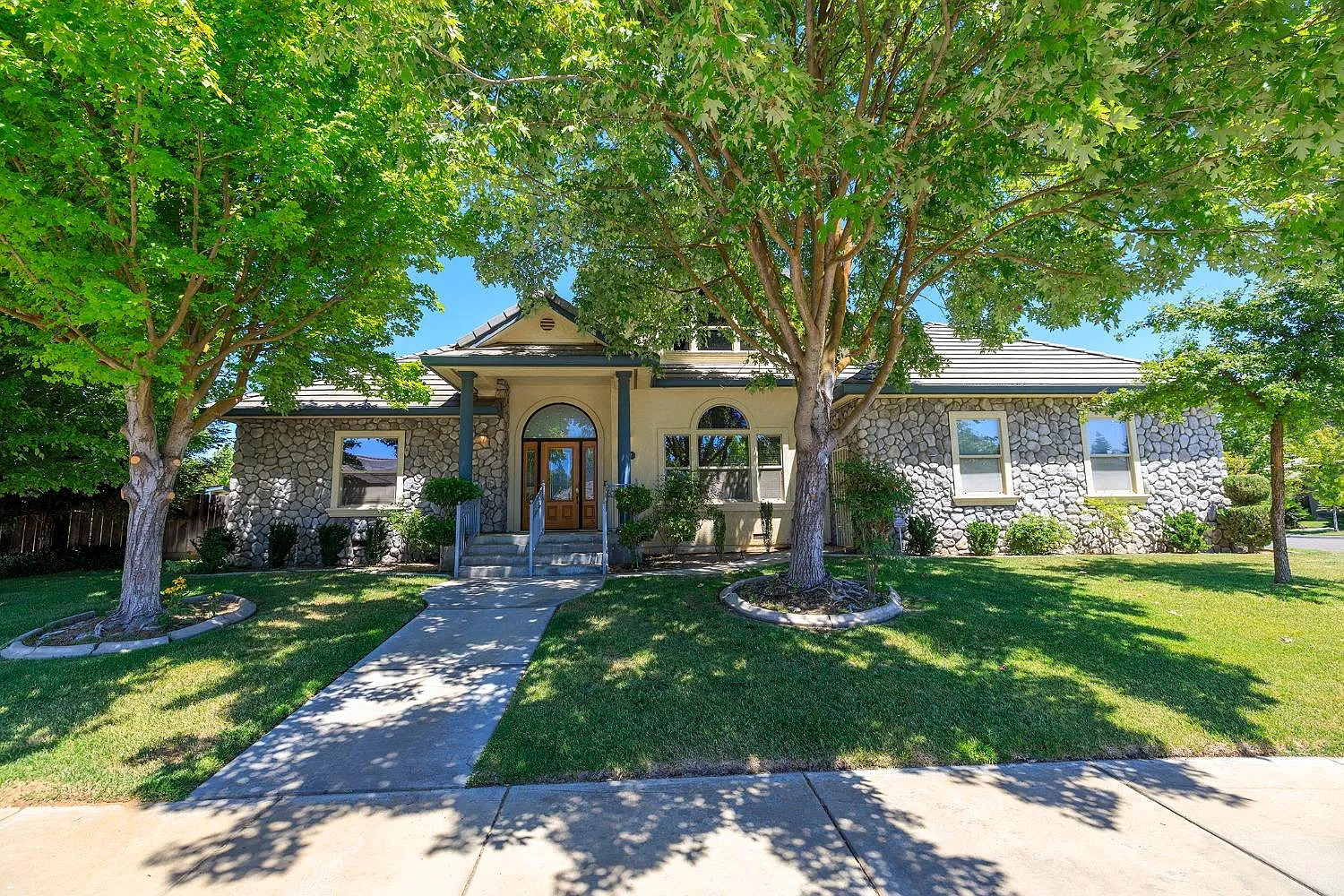 1012 Olson Ct photo 1