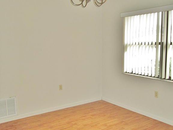 5th image of 444 Thrush Dr