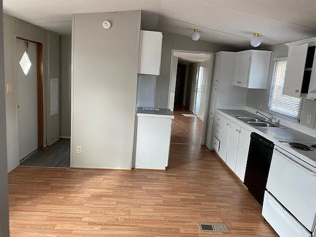3 bed, $1,400 — Photo 3