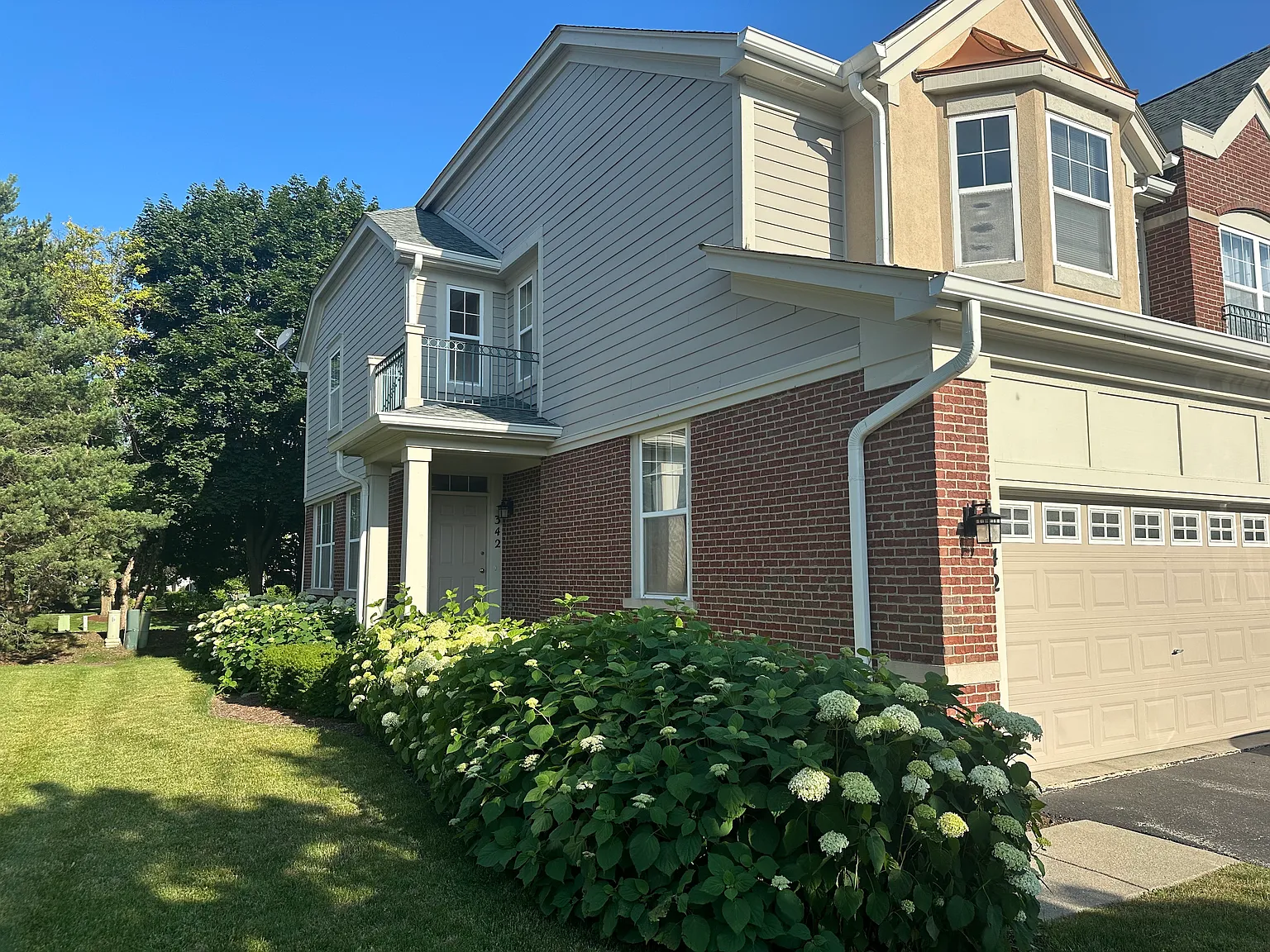 3 bed, 2300 sqft, $3,395 — Photo 2