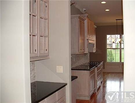 4th image of 2712 Craythorne Dr
