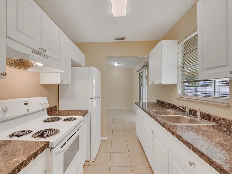 205 SW Voltair Ter — Photo 5