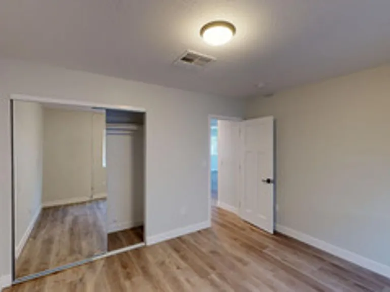 906 E Roma Ave — Photo 18