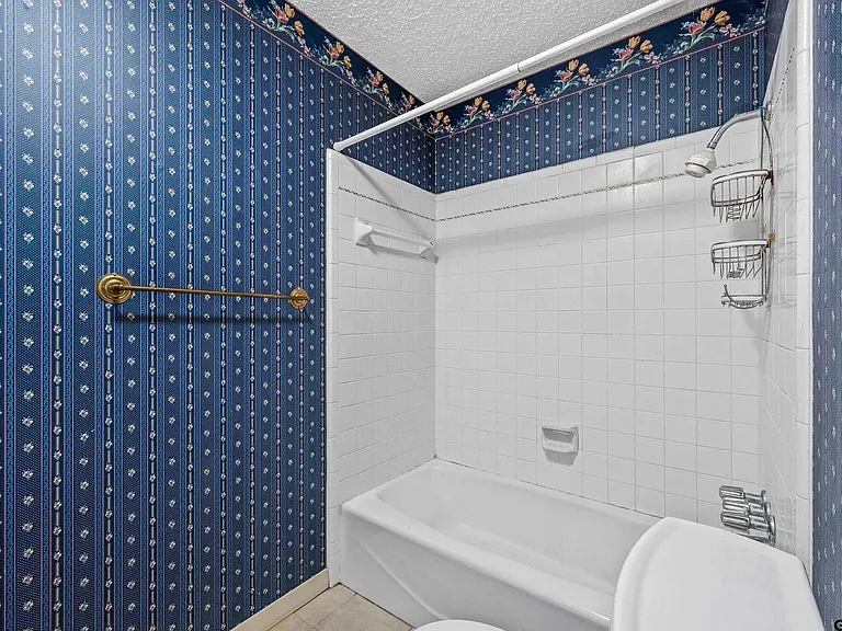 310 Carriage Dr — Photo 10