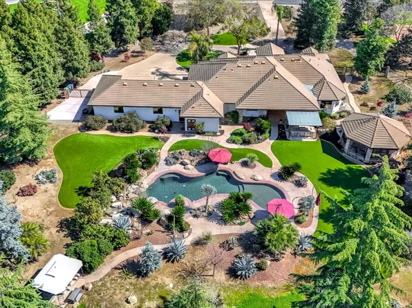 6766 E Carmalee Ln, Fresno, CA 93727