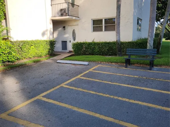 9520 S Hollybrook Lake Dr APT 101, Pembroke Pines, FL 33025