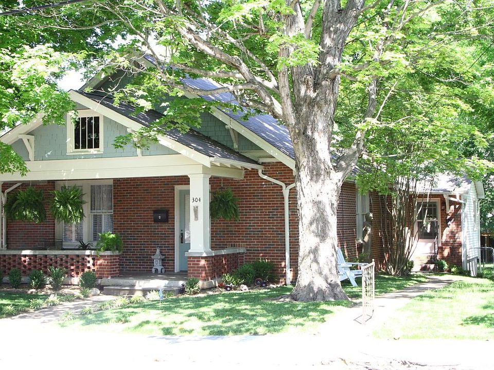 Wonderful 100yr old cottage. Shade trees. Privacy. Walking trail, tennis courts.