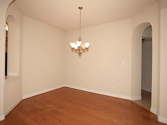 5th image of 43 E Wading Pond Cir