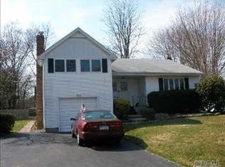 34 Jonquill Ln, Kings Park, NY 11754