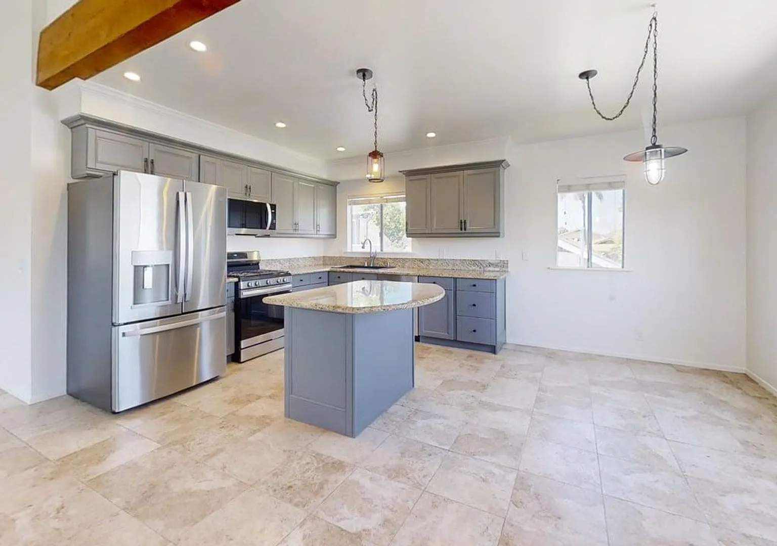 2BD/1BA Apartment in Belmont Heights — Photo 1