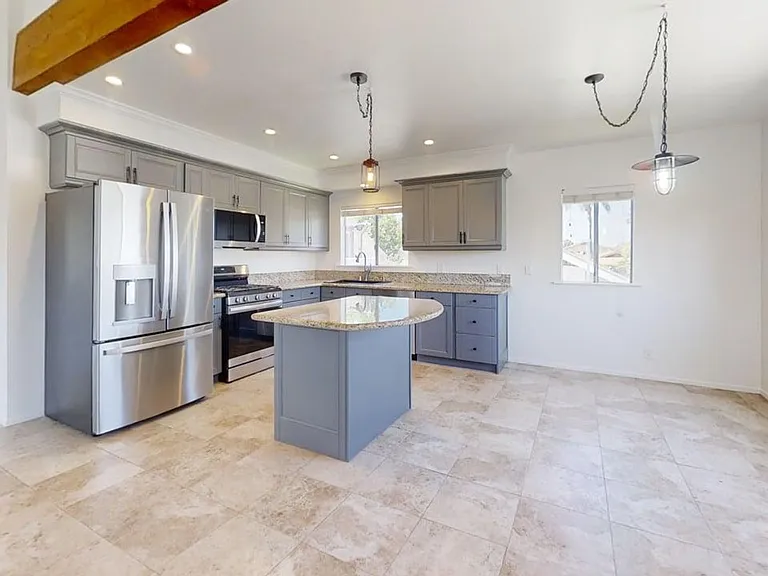 2BD/1BA Apartment in Belmont Heights — Photo 1