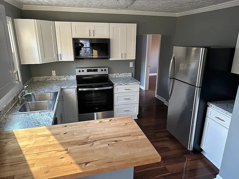 2315 Lloyd Ave — Photo 2