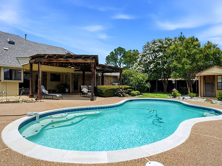 2412 Emerald Cir — Photo 35