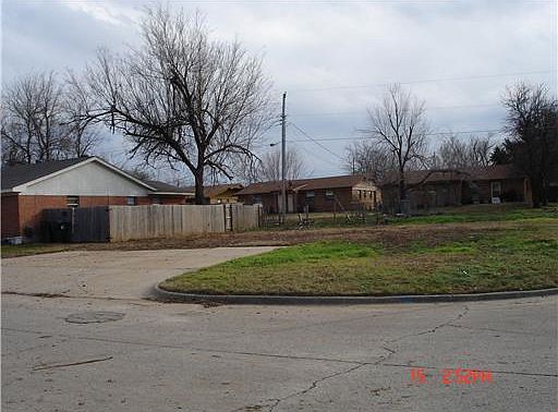 2nd image of 808 Russell Cir #1