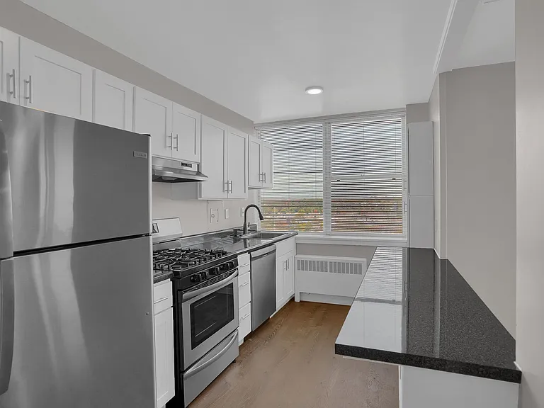 Towne House Apartments — Photo 22