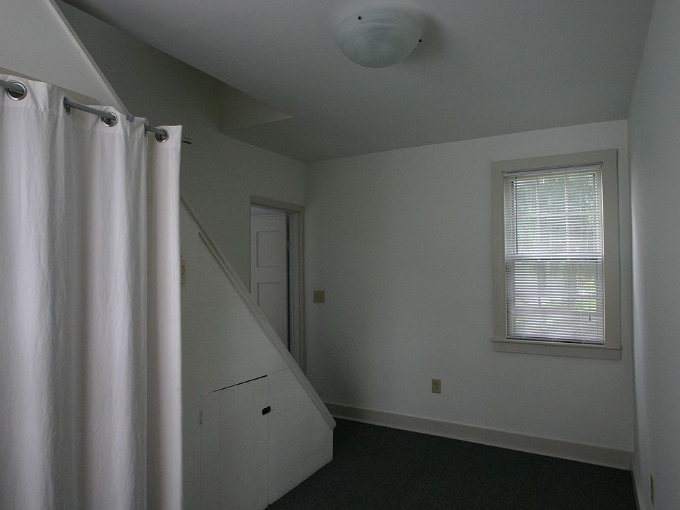 Entry with washer dryer hook ups