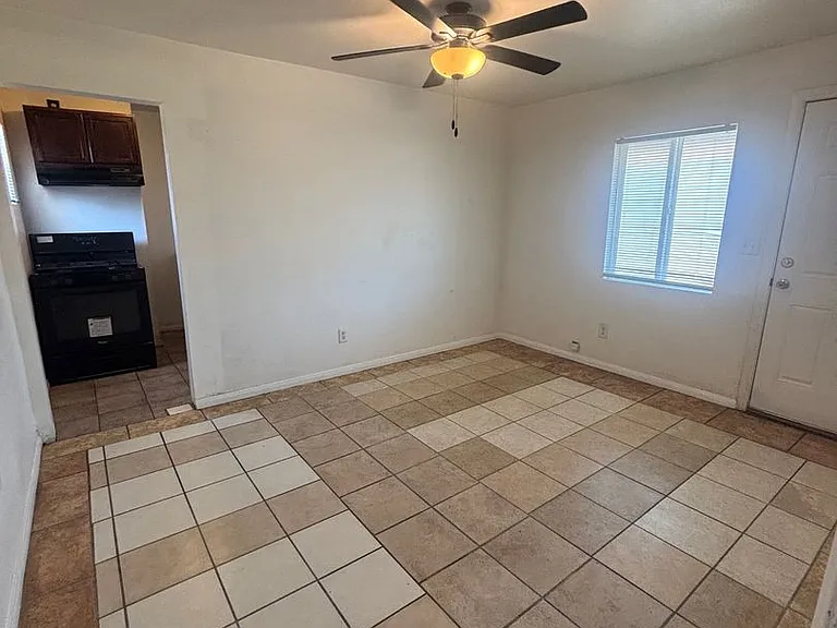 702 Adams Ave — Photo 4