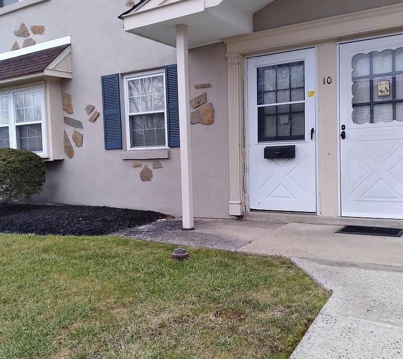 1st image of 10 Kearney Dr