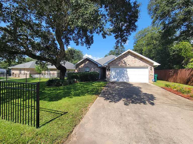 712 Hazel Dr — Photo 3