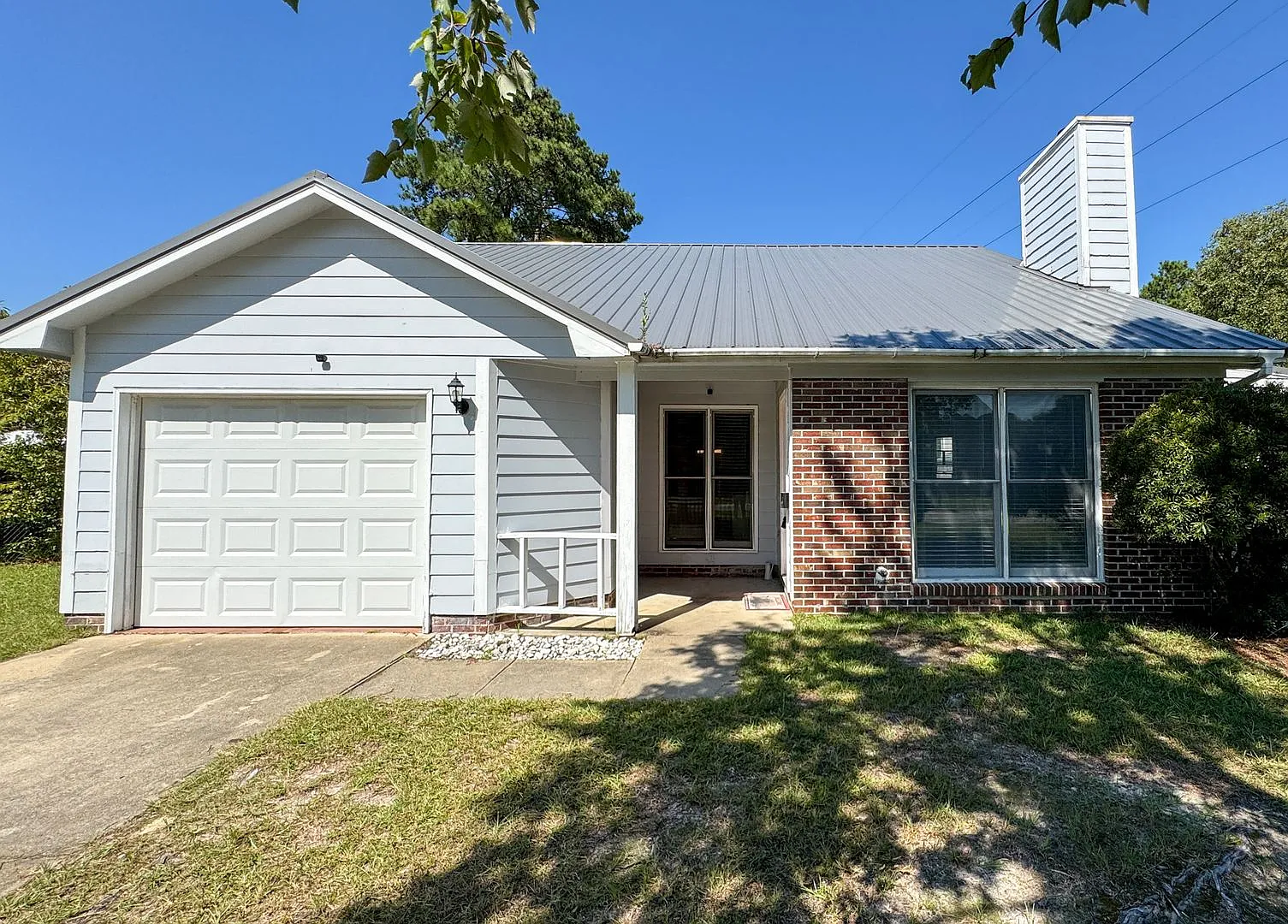 Cute 3 Bed 2 Bath Home in Hope Mills — Photo 1