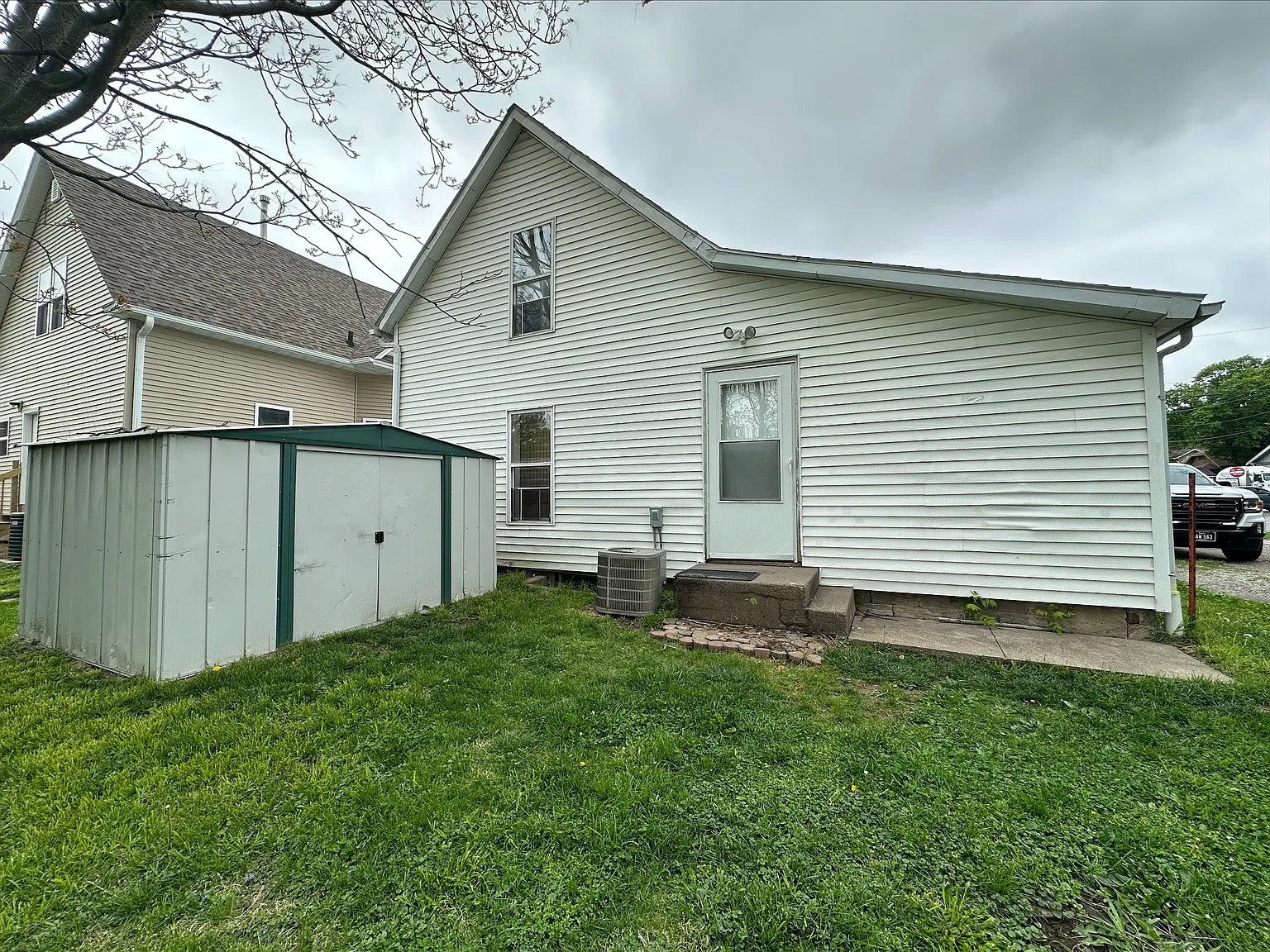3 bed, 941 sqft, $1,095 — Photo 2