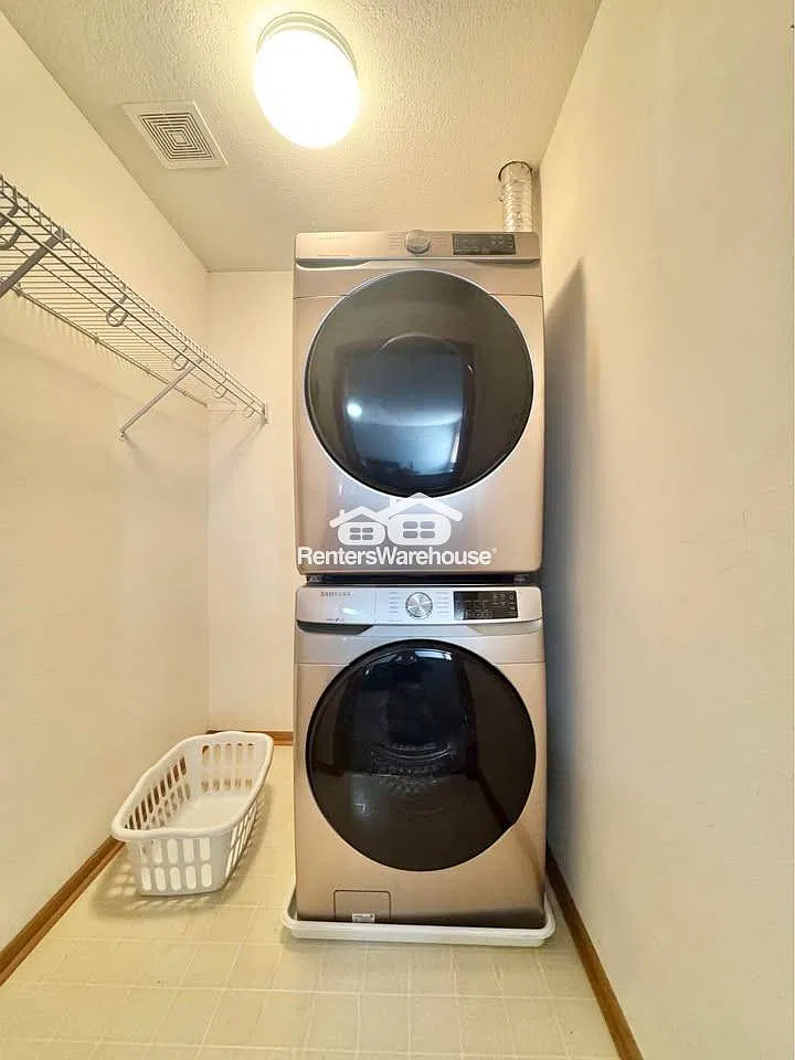 Two Bedroom Townhouse- West Des Moines — Photo 2