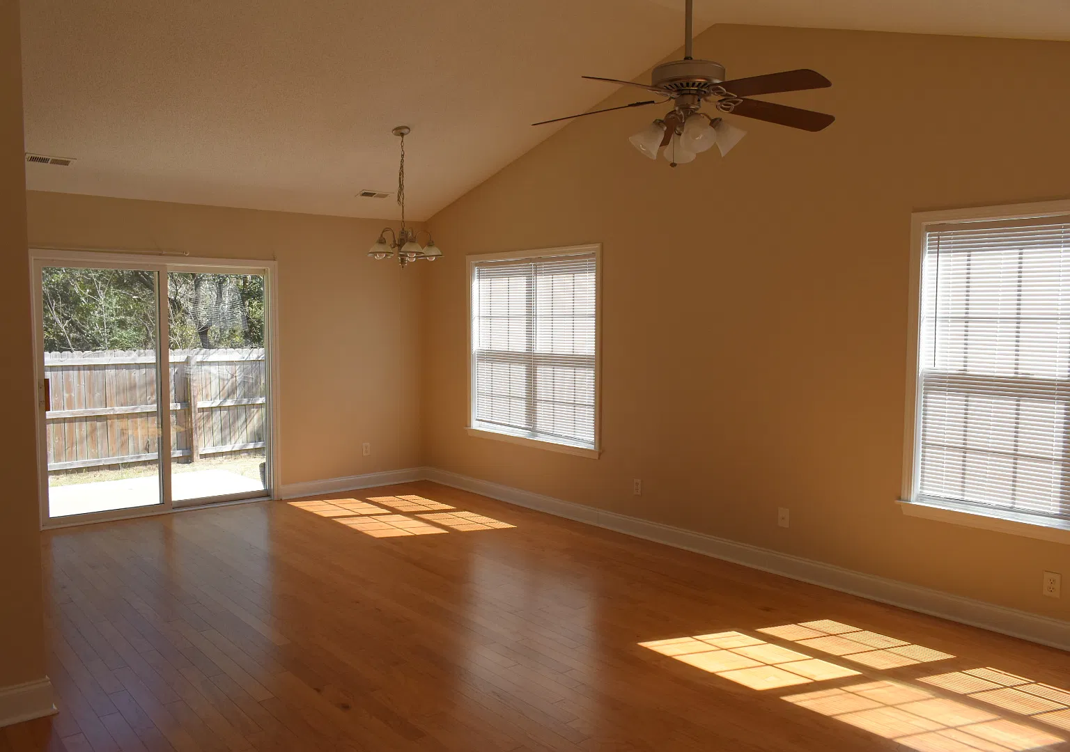 3 bed, 1178 sqft, $2,100 — Photo 3